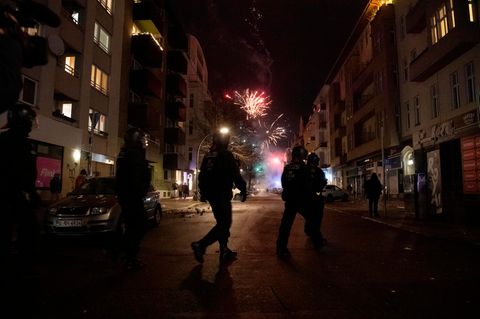 Einsatzkräfte der Berliner Polizei waren in der Silvesternacht unweit vom Kottbusser Damm im Einsatz