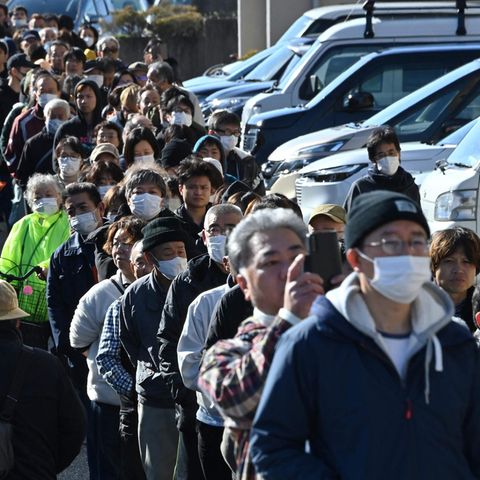 Rund um das Rathaus in Shika in der Präfektur Ishikawa stehen Menschen um Wasser an