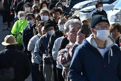 Rund um das Rathaus in Shika in der Präfektur Ishikawa stehen Menschen um Wasser an