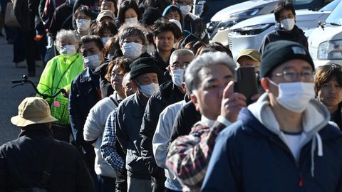 Rund um das Rathaus in Shika in der Präfektur Ishikawa stehen Menschen um Wasser an
