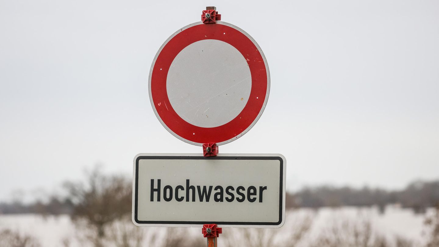 Eine Straße ist wegen Hochwasser gesperrt