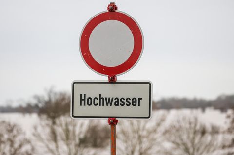 Eine Straße ist wegen Hochwasser gesperrt