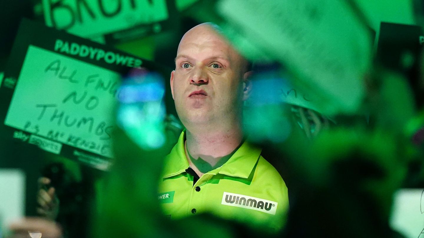 Nach seinem Aus bei der Darts-WM zieht Michael van Gerwen eine Grimasse