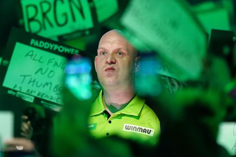 Nach seinem Aus bei der Darts-WM zieht Michael van Gerwen eine Grimasse
