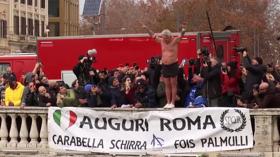 Video: Ab in den Tiber - Traditionelles Neujahrsspringen in Rom