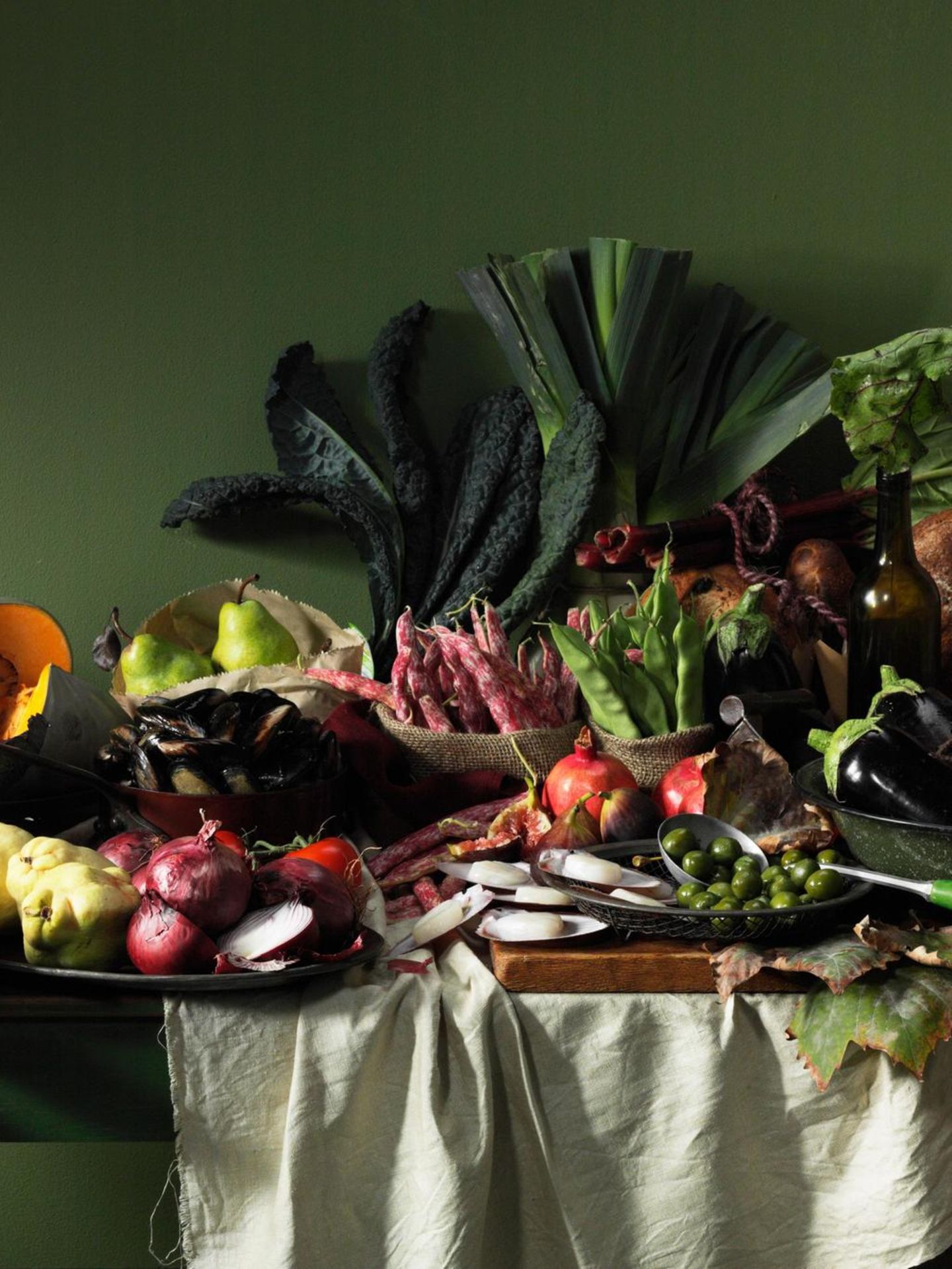Abnehmen und sich gesund ernähren: Ein Tisch voller Obst und Gemüse