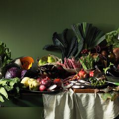 Abnehmen und sich gesund ernähren: Ein Tisch voller Obst und Gemüse