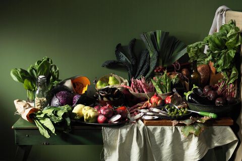 Abnehmen und sich gesund ernähren: Ein Tisch voller Obst und Gemüse