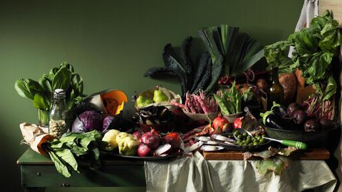 Abnehmen und sich gesund ernähren: Ein Tisch voller Obst und Gemüse