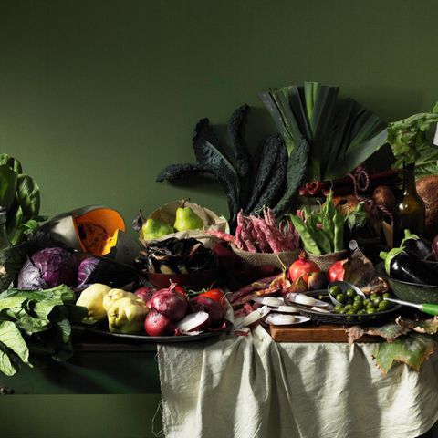 Abnehmen und sich gesund ernähren: Ein Tisch voller Obst und Gemüse