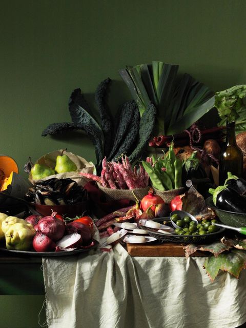 Abnehmen und sich gesund ernähren: Ein Tisch voller Obst und Gemüse