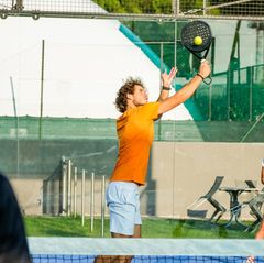 Ein Spieler schlägt einen Volley mit seinem Padelschläger