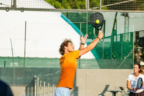 Ein Spieler schlägt einen Volley mit seinem Padelschläger
