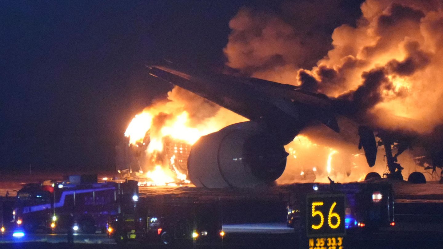 東京空港：日本の旅客機が衝突し炎上