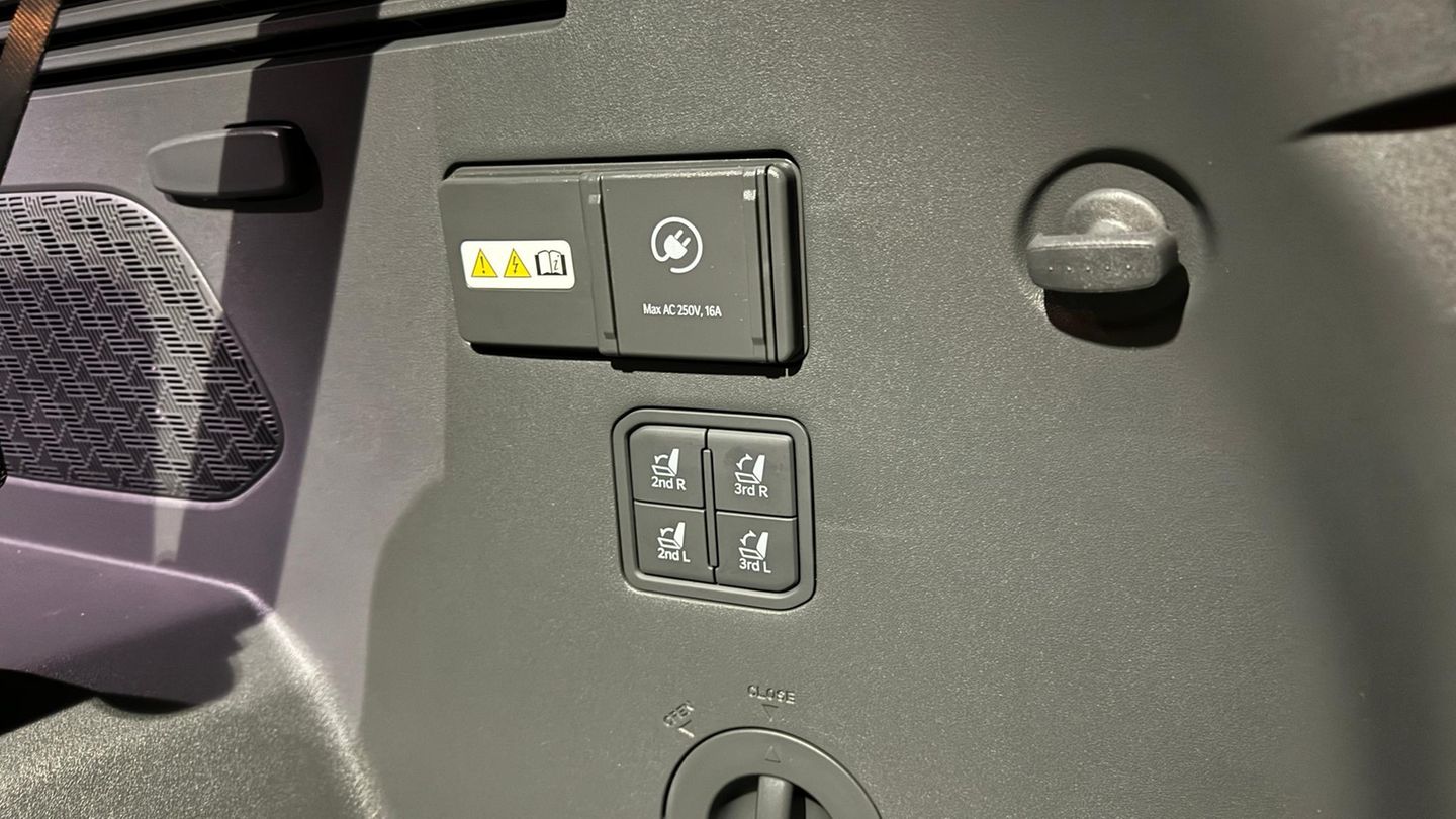 Kia EV9_Innenraum Kia EV9 Laderaum Knöpfe