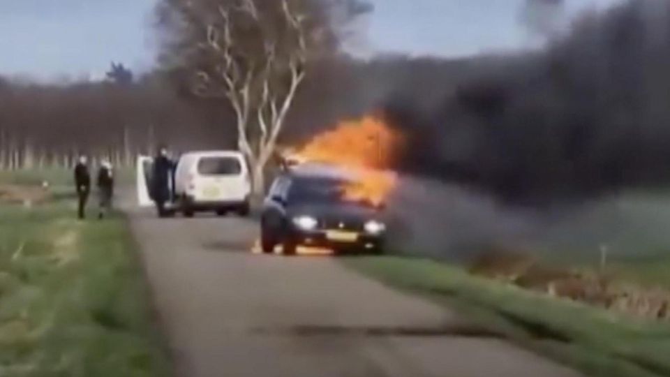 75 Kilo Raketen explodieren im Auto: PKW voller Feuerwerkskörper geht in Flammen auf