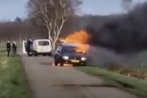 75 Kilo Raketen explodieren im Auto: PKW voller Feuerwerkskörper geht in Flammen auf