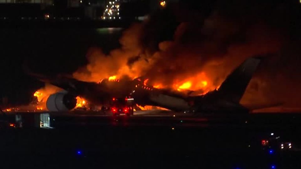 Mutmaßliche Kollision: Japan-Airlines-Maschine auf Tokioter Flughafen in Flammen Mutmaßliche Kollision: Japan-Airlines-Maschine auf Tokioter Flughafen in Flammen