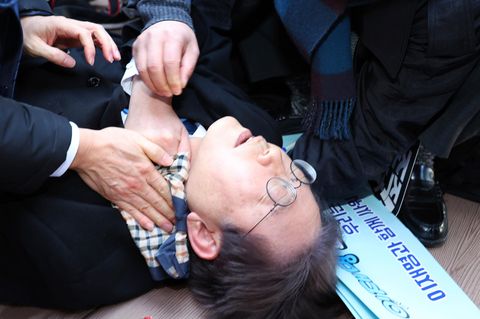 Lee Jae Myung, südkoreanischer Oppositionsführer, wird nach einer Attacke behandelt
