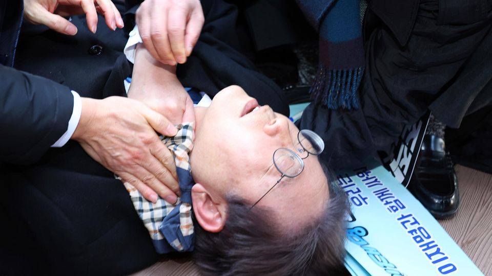 Lee Jae Myung, südkoreanischer Oppositionsführer, wird nach einer Attacke behandelt
