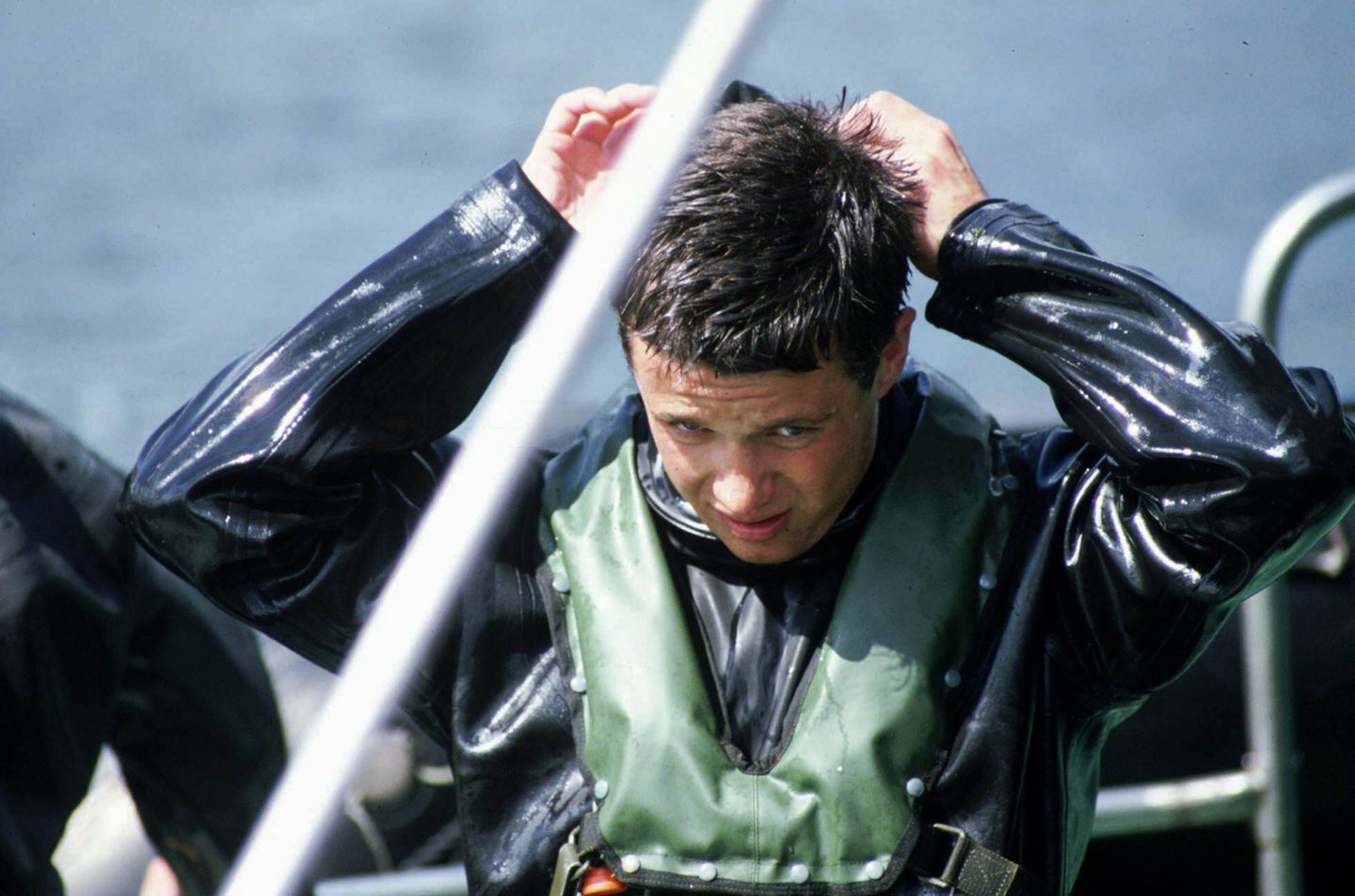 Frederik hat Politikwissenschaften studiert, unter anderem an der Harvard University in Boston. Doch er kann auch eine beachtliche Militärausbildung vorweisen, hat Prüfungen als Kampfschwimmer und Militärpilot absolviert.