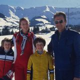 Als Kronprinz steht Frederik schon früh im Rampenlicht, auch privat, wie hier beim Skiurlaub 1980. Lange galt das Verhältnis zwischen ihm und dem ein Jahr jüngeren Bruder Prinz Joachim als innig. Doch seit Königin Margrethe 2022 entschied, Joachims Kindern die Prinzen- und Prinzessinnen-Titel zu entziehen, um das Königshaus zu verschlanken, ist die Lage angespannt. Der Streit eskalierte öffentlich, Joachim wandte sich an die Boulevardpresse - ein ungewöhnlicher Schritt in Dänemark. 