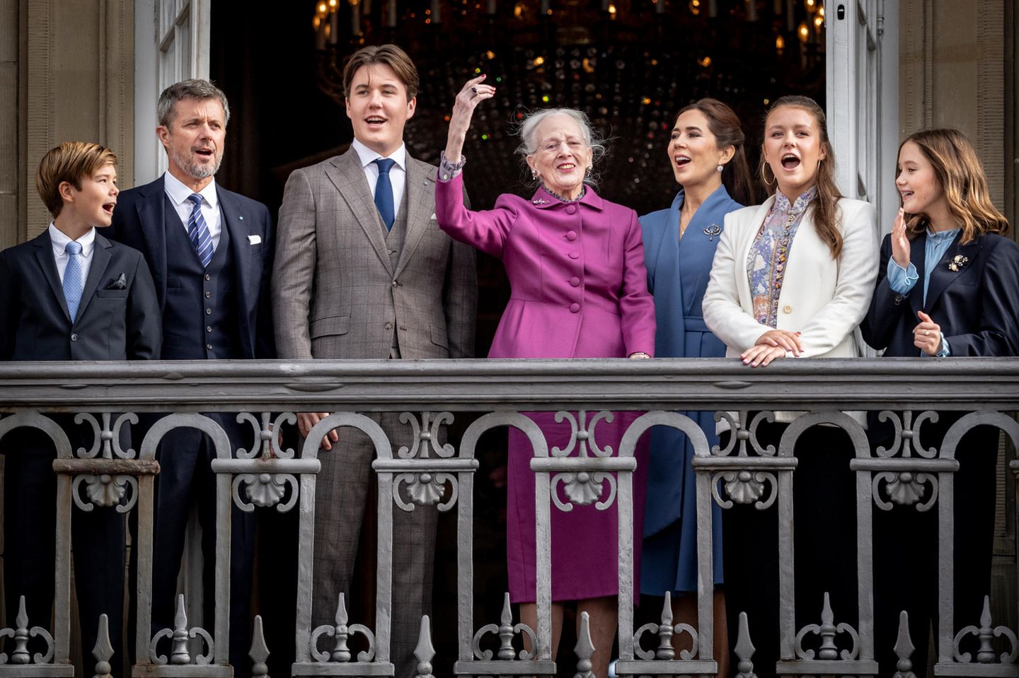 Damit hatte wohl kaum einer gerechnet: Bei ihrer Silvester-Ansprache hat die dänische Königin Margrethe überraschend ihre Abdankung angekündigt. Schon am 14. Januar soll ihr ältester Sohn Kronprinz Frederik sie ablösen und zum König berufen werden. Damit steht ihm, seiner Frau Mary und den Kindern Prinz Christian, Prinzessin Isabella, Prinz Vincent und Prinzessin Josephine eine große Veränderung und Herausforderungen bevor.