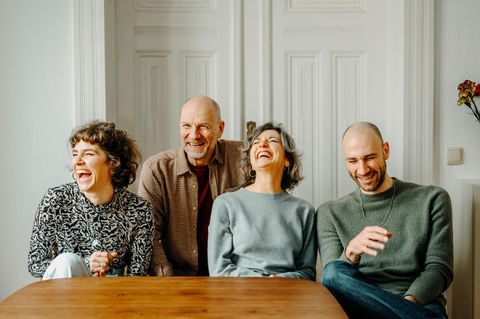 Familie Schubert lachend am Tisch