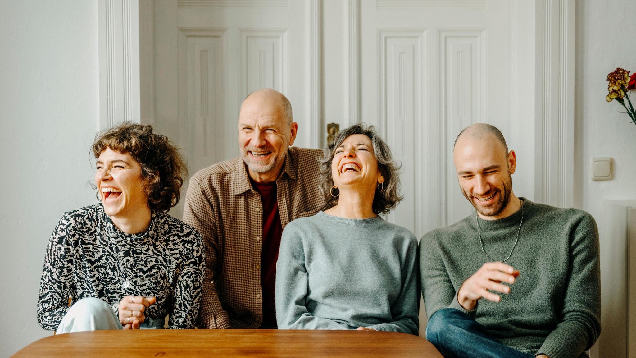Familie Schubert lachend am Tisch