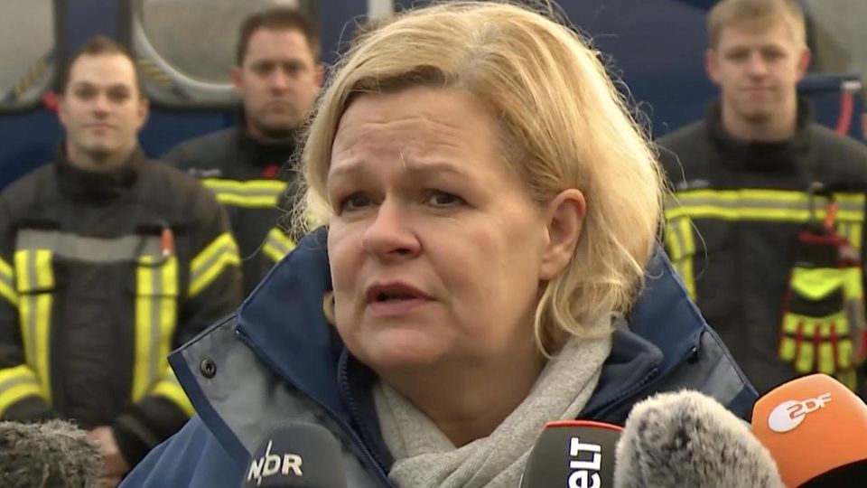 Hochwasser-Gefahr in Oldenburg – Ministerin Faeser bedankt sich bei Einsatzkräften Hochwasser-Gefahr in Oldenburg – Ministerin Faeser bedankt sich bei Einsatzkräften