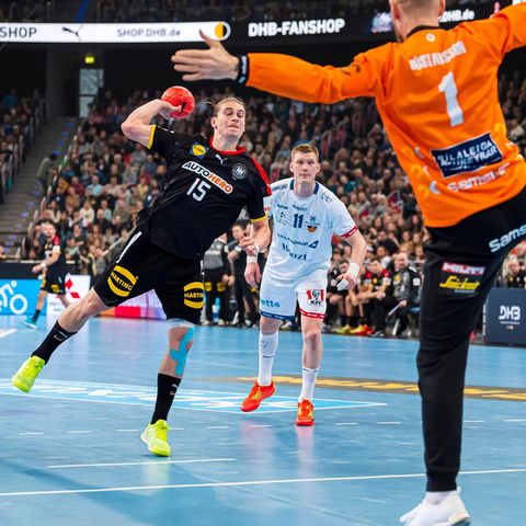 Juri Knorr throwing a goal at an international match