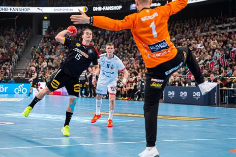 Juri Knorr beim Torwurf bei einem Länderspiel