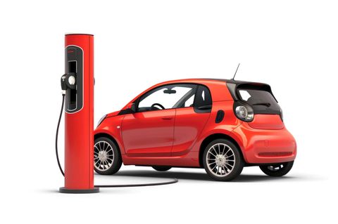 Ein rotes E-Auto an einer Ladesäule