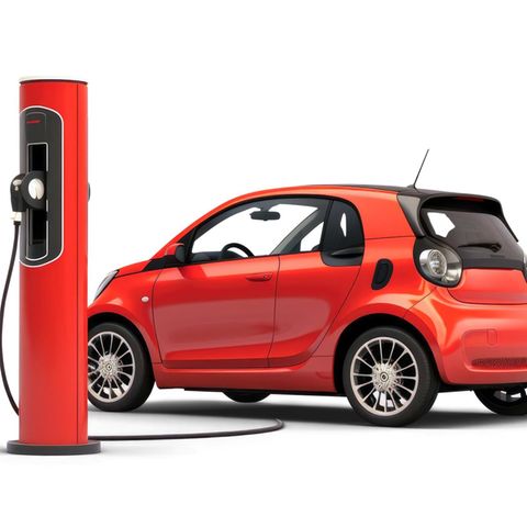 Ein rotes E-Auto an einer Ladesäule