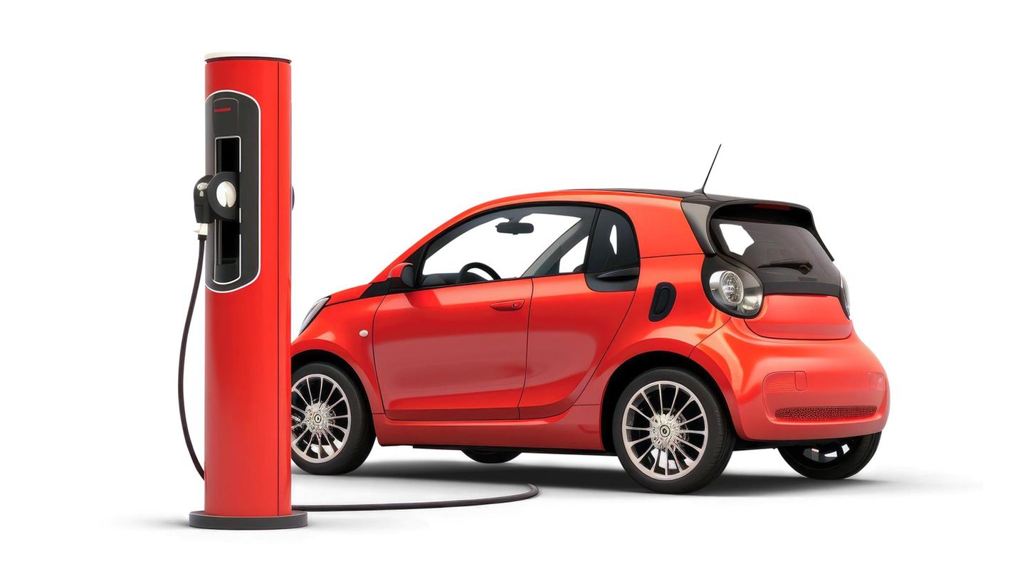 Ein rotes E-Auto an einer Ladesäule