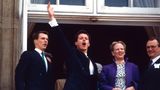 Es wird eine Rolle, auf die Frederik, geboren am 26. Mai 1968, schon sein ganzes Leben wartet. In den 90er Jahren ist er einige Zeit als Dänemarks Partyprinz bekannt. 