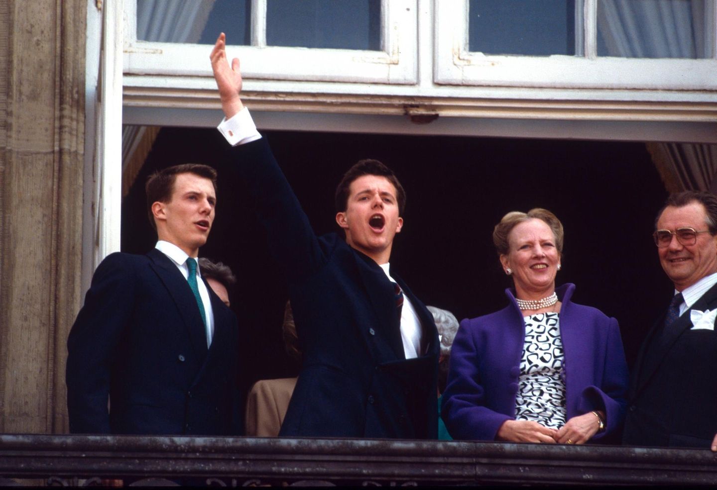 Es wird eine Rolle, auf die Frederik, geboren am 26. Mai 1968, schon sein ganzes Leben wartet. In den 90er Jahren ist er einige Zeit als Dänemarks Partyprinz bekannt. 