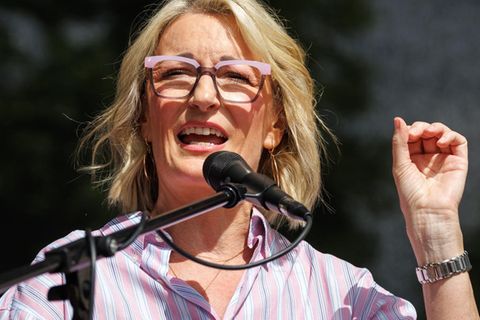 Kabarettistin Monika Gruber im Sommer auf einer Demo gegen die Klima-Politik der Ampelregierung