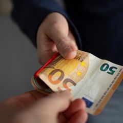 Zwei Menschen übergeben sich Geld