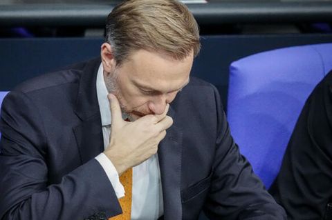 Christian Lindner von der FDP hält die hand vors gesicht