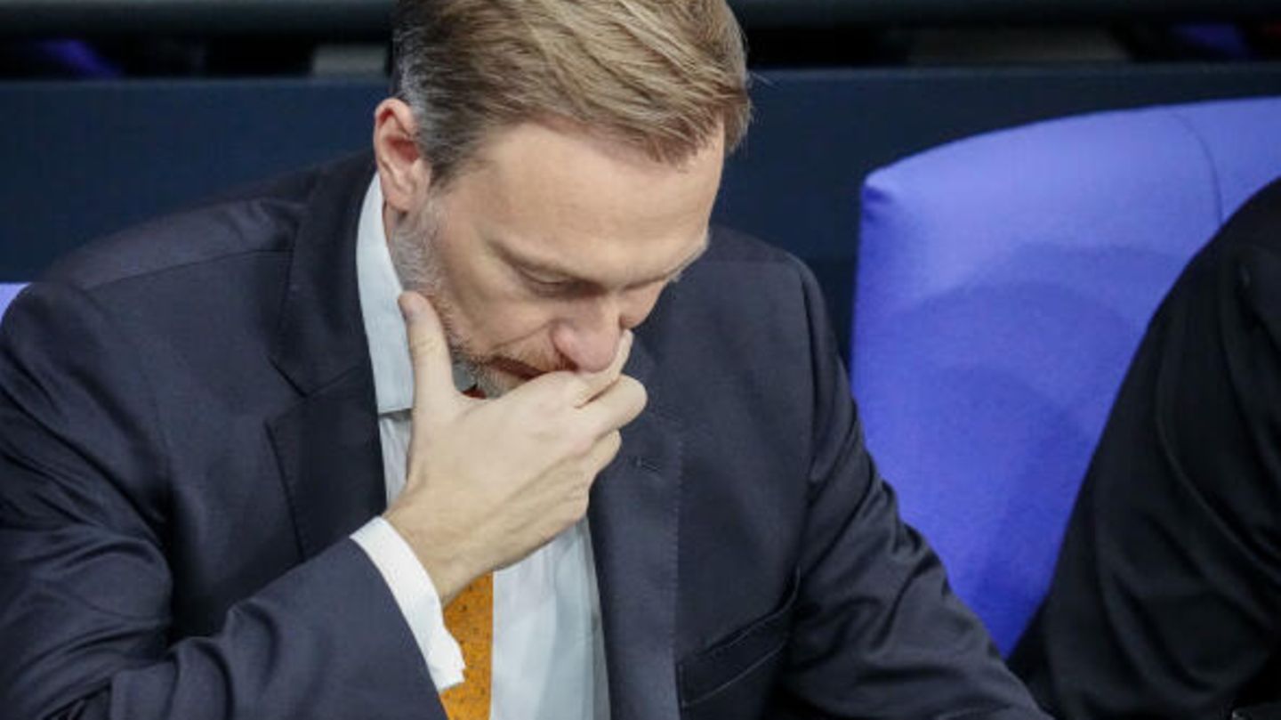 Christian Lindner von der FDP hält die hand vors gesicht