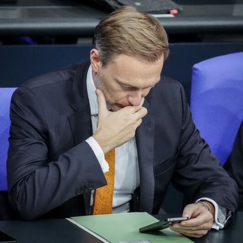 Christian Lindner von der FDP hält die hand vors gesicht