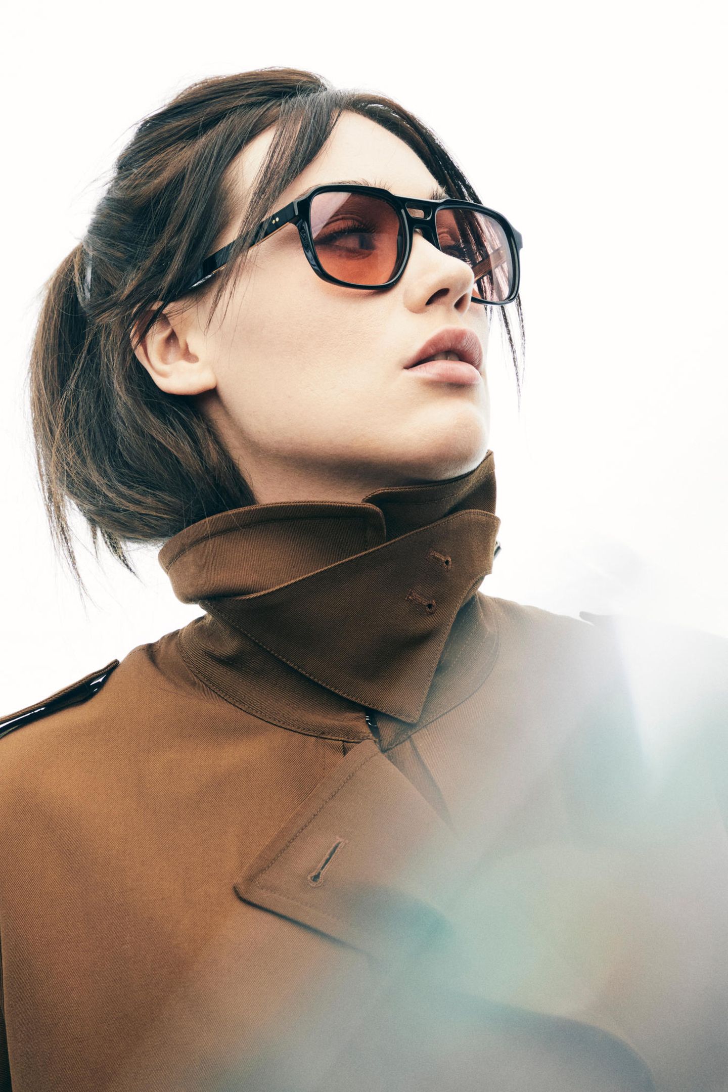 Gloria-Sophie Burkandt, eine Frau mit Sonnenbrille, schaut in die Ferne