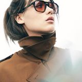 Gloria-Sophie Burkandt, eine Frau mit Sonnenbrille, schaut in die Ferne