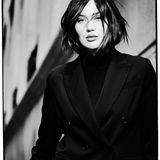 Gloria-Sophie Burkandt, eine Frau mit kurzen Haaren, schaut ernst in die Kamera