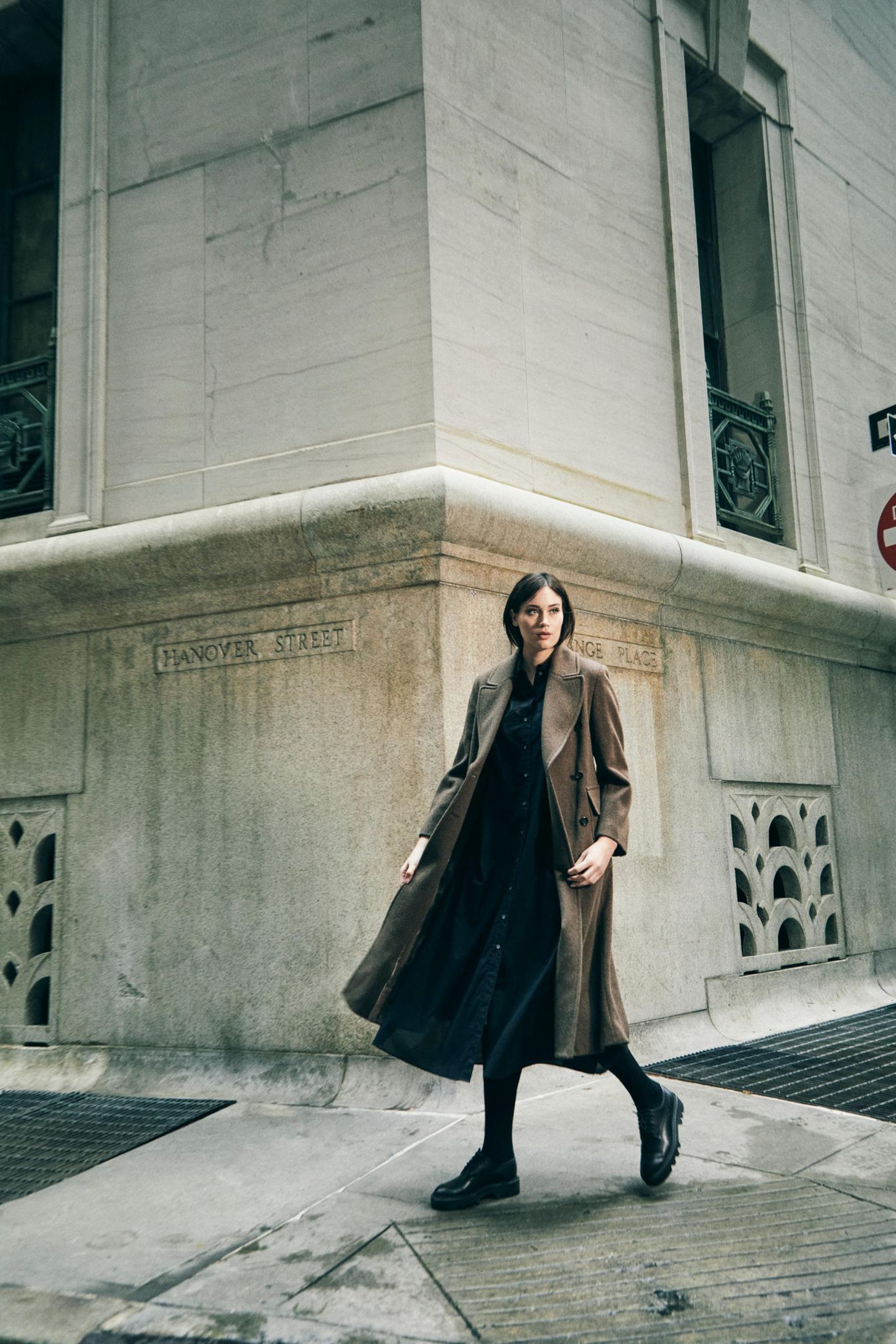 Gloria-Sophie ist in New York angekommen und fühlt sich dort zuhause.  Outfit: Julia Jentzsch  Hair&MakeUp: Holly Corsano   Studio : 16beaverstudio        