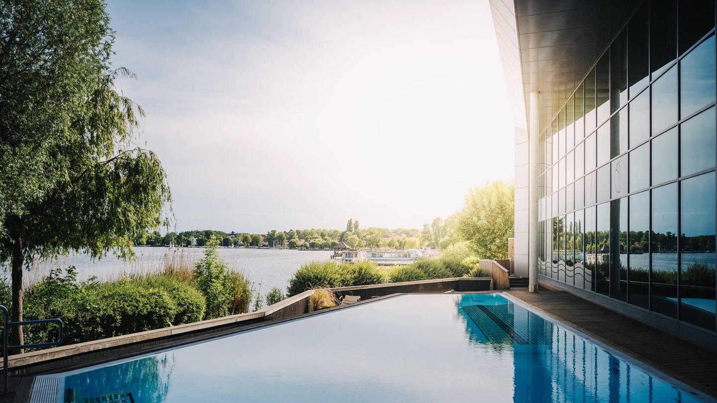 Thermalbad des Hotels mit Blick auf den See