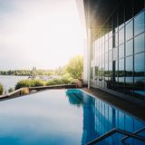 Thermalbad des Hotels mit Blick auf den See