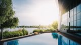 Thermalbad des Hotels mit Blick auf den See