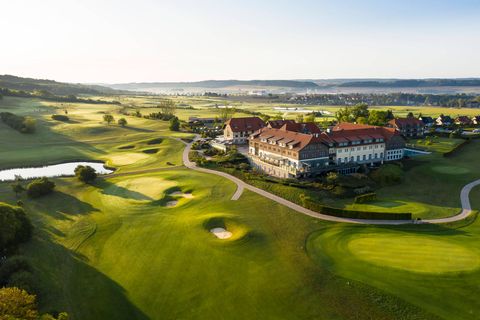 Blick auf das Hotel mit Golfanlage von oben